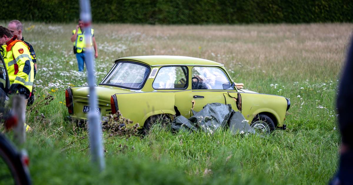 Bejaard echtpaar en jongeman zwaargewond, aangereden auto knalt fietspad op.