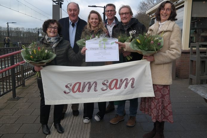 Tess Boekema (midden) overhandigde de cheque aan de twee initiatiefnemers van SamSam, Louise Loman (links) en Lydia Brouwers (rechts).