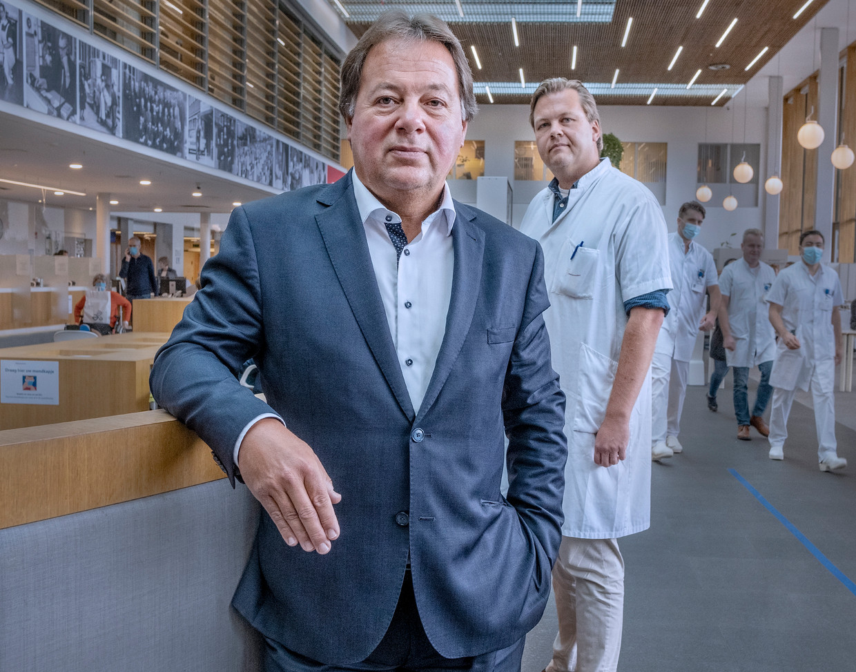 Neuroloog Martijn Pruissen (in de witte doktersjas) en John Taks, voorzitter van de raad van bestuur van het Diakonessenhuis: ‘We gaan het nu anders doen.’