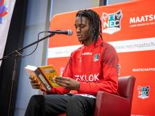 Goal! NEC-voetballer Ibrahim Cissoko trapt leesproject af op Nijmeegse basisschool