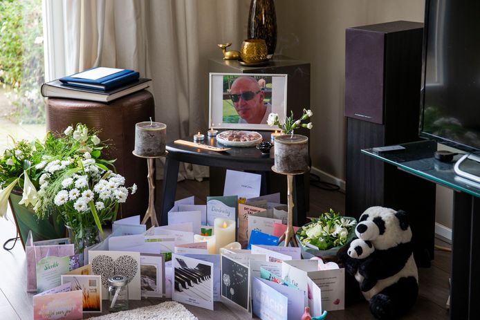 De foto van Werner Kok, omringd door condoleancekaarten, op het altaar dat Bahar voor hem in de kamer maakte.