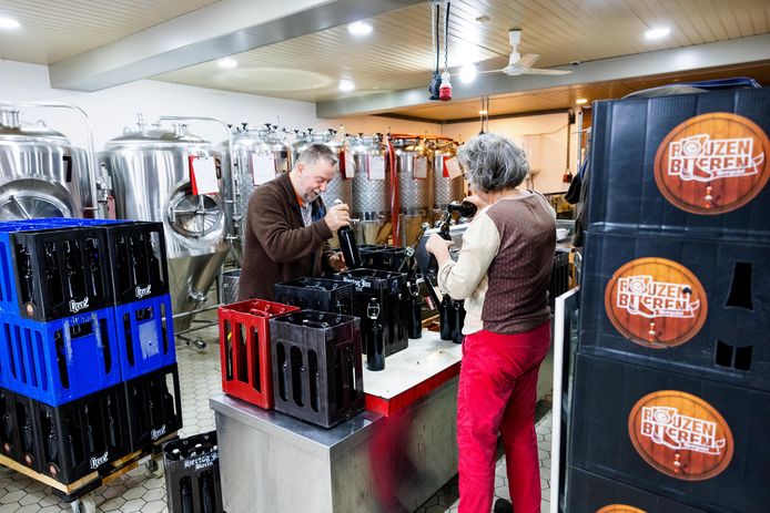 Bernard Smits is samen met Maria Bogaerts het winterbier aan het bottelen in de nieuwe brouwerij van de Reuzenbieren aan het Rootven in Moergestel.