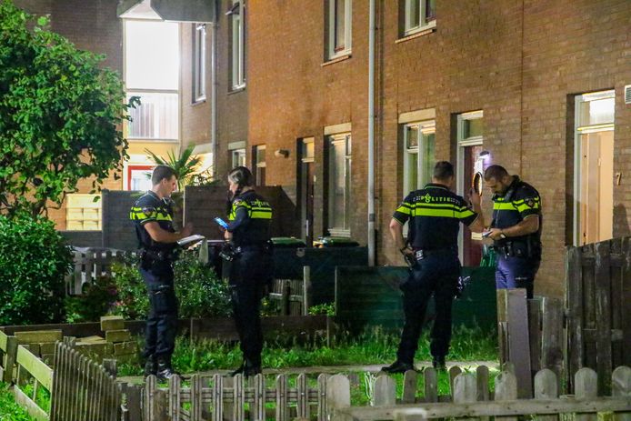 De politie doet onderzoek bij de woning aan het Fakkelgras na de overval en steekpartij.
