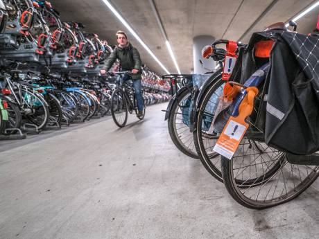 NS stuurt reizigers voortaan naar andere stalling om overvloed aan foutgeparkeerde fietsen te voorkomen