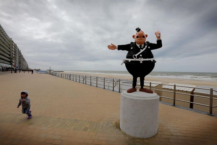 Statue de l'Agent 212 à la Côte belge.