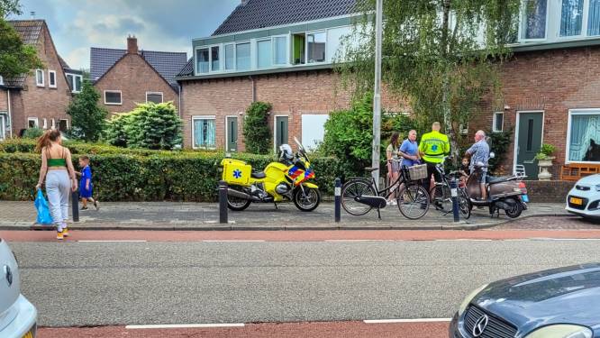 Vrouw op scooter gaat onderuit in Amersfoort nadat ze moet uitwijken voor passerend kindje 