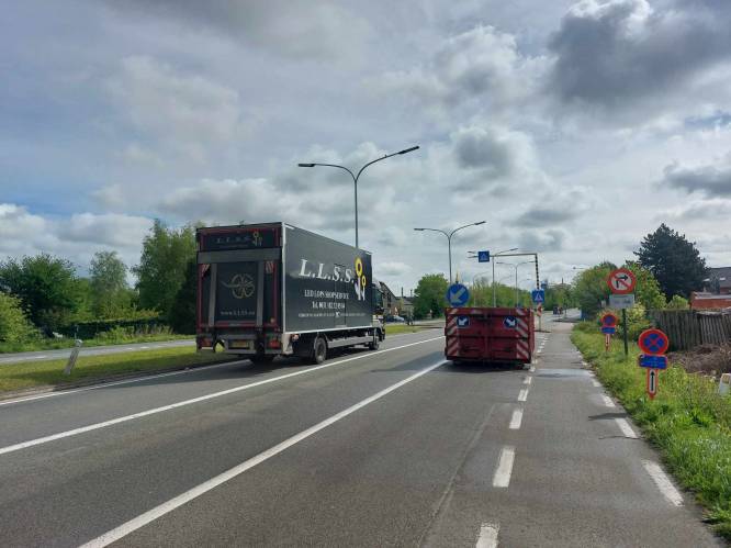 Geen parkeerplaatsen meer voor vrachtwagens langs R4 in Zelzate: parkeerplaatsen maken plaats voor bredere fietspaden