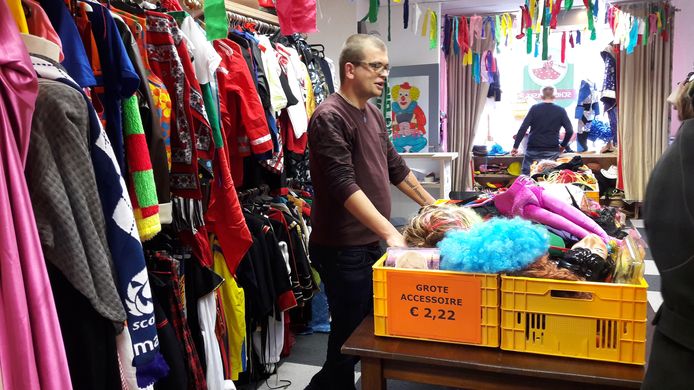 Vrijwilliger Nick boven een bak accessoires. Prijzen zijn carnavalesk: 2,22 euro in dit geval.