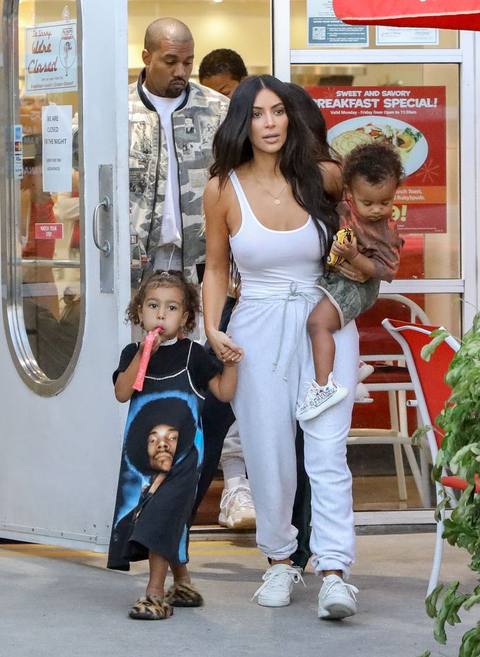 kim en kanye huren draagmoeder in nadat bij kim levensbedreigende aandoening is vastgesteld celebrities hln be