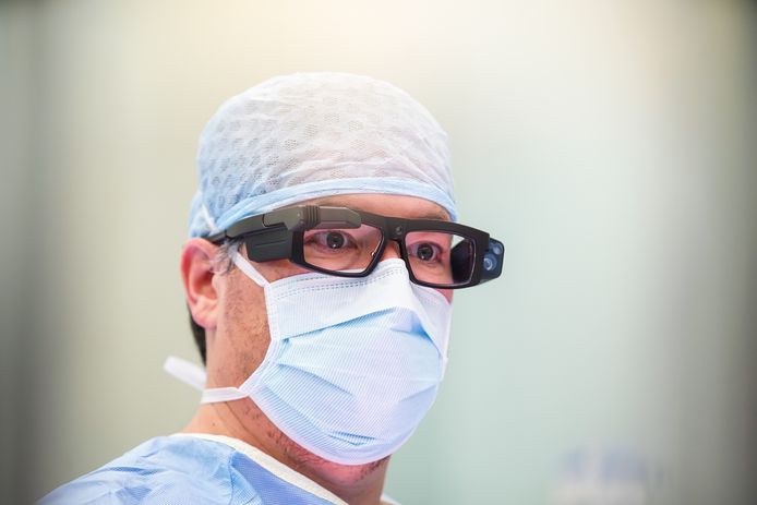 De smart glasses van chirurg Ronald Liem.