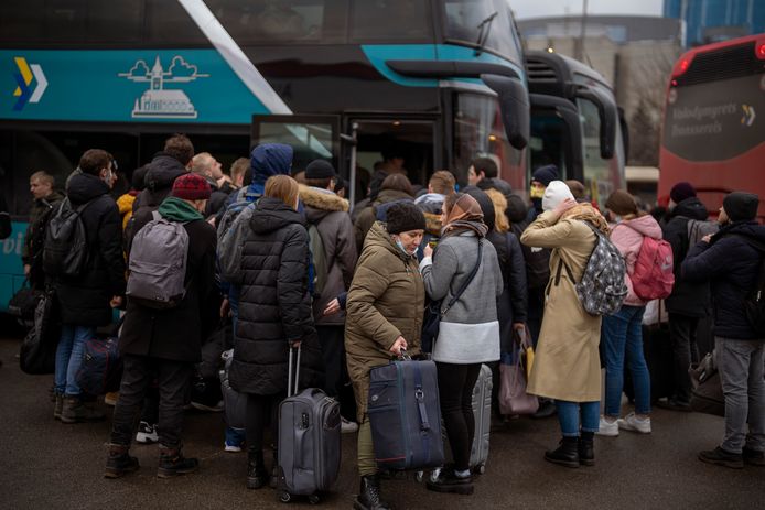 Inwoners van Kiev proberen per bus de stad uit te komen.