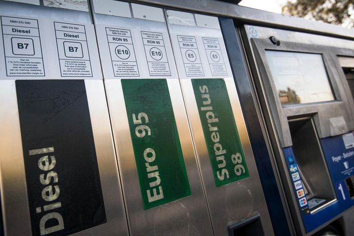 Wat is het verschil tussen Euro 95 en Euro 98, behalve de prijs? Kan je de verkeerde benzine tanken? Mobiliteitsexpert Brecht Vanhaelewyn legt het uit en zegt hoe je kan besparen bij het tanken.