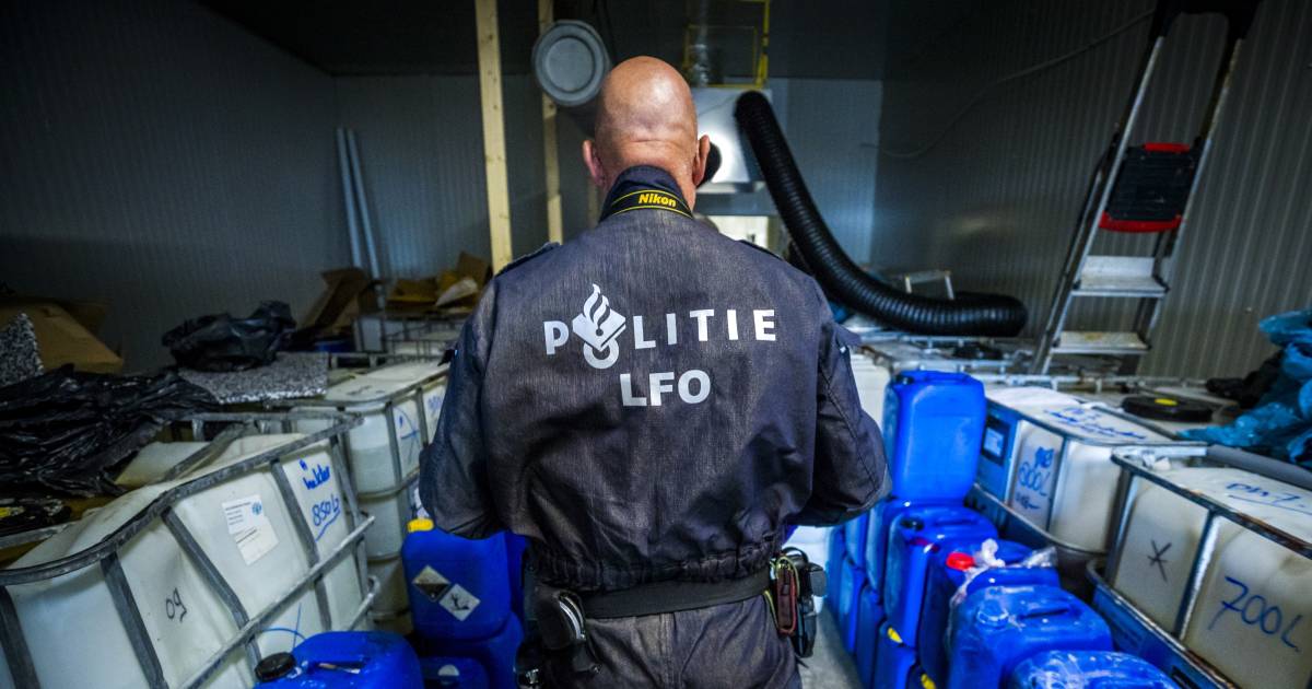 Politie linkt arrestanten aan drugslab door penetrante geur: zij moeten zich tot de onderbroek uitkl