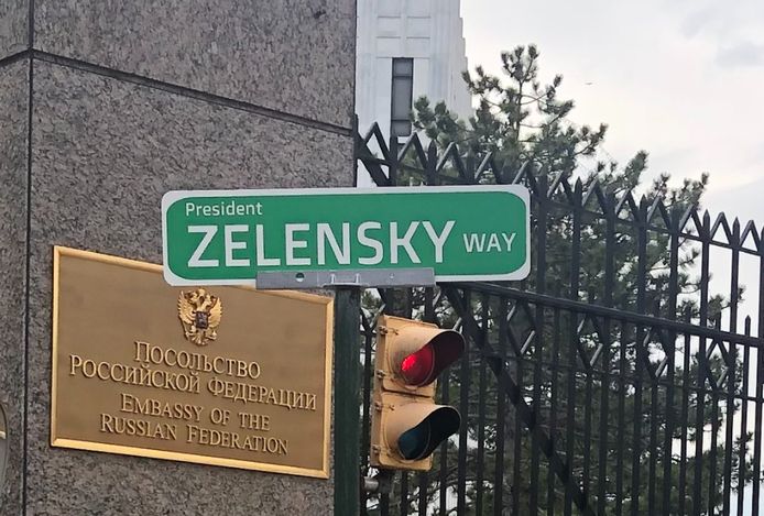 Activisten hebben een nieuw straatbord met "Zelensky-straat" gezet voor de Russische ambassade in de Amerikaanse stad Washington D.C.
