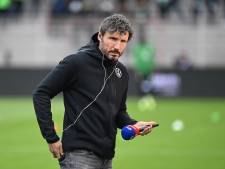 Van Bommel maakt grapjes met journalisten en wil rust uitstralen