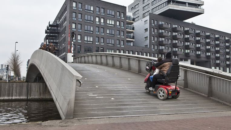 Amsterdammers met gezondheidsproblemen betalen een eigen bijdrage voor bijvoorbeeld hulp in de huishouding, een scootmobiel of een traplift. Beeld Floris Lok