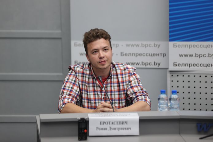 Roman Protasevitsj na zijn arrestatie tijdens een door Belarus georganiseerde persconferentie.