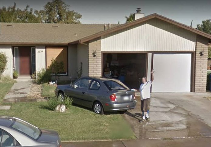 De vader van Andrea Pristas was haar auto aan het wassen, toen de Google Street View Car voorbijreed.
