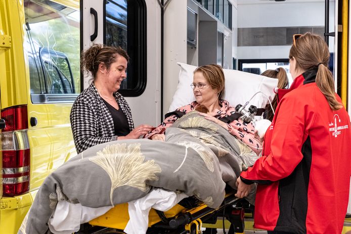 Marian de Goede krijgt steun van haar schoonzus en een medewerkster van de Wensambulance