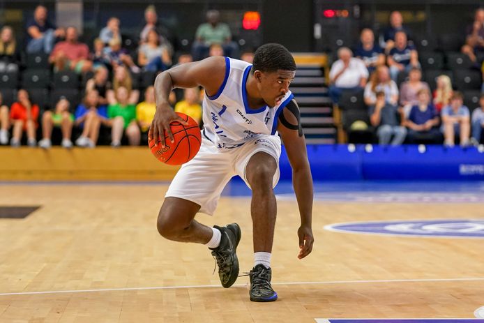 Naba Echols, de Amerikaanse point-guard, blijft onder grote druk akelig koel in de uitwedstrijd tegen Feyenoord.