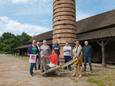 Schepen Inge De Ridder (tweede van rechts), Debbie Jacobs van de cultuurdienst (op kruiwagen) en een aantal leden van de lokale partners die mee instaan voor de organisatie van Noeveren Brandt!