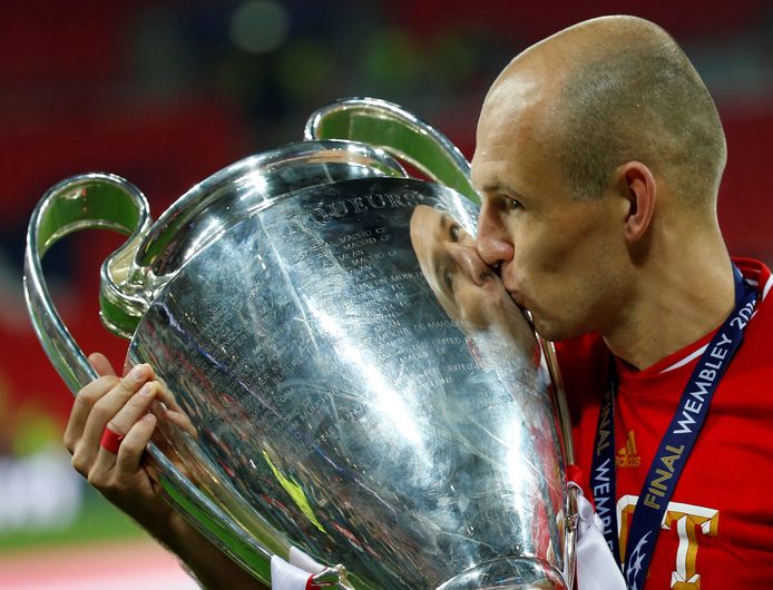 Arjen Robben kust de Cup met de Grote Oren.