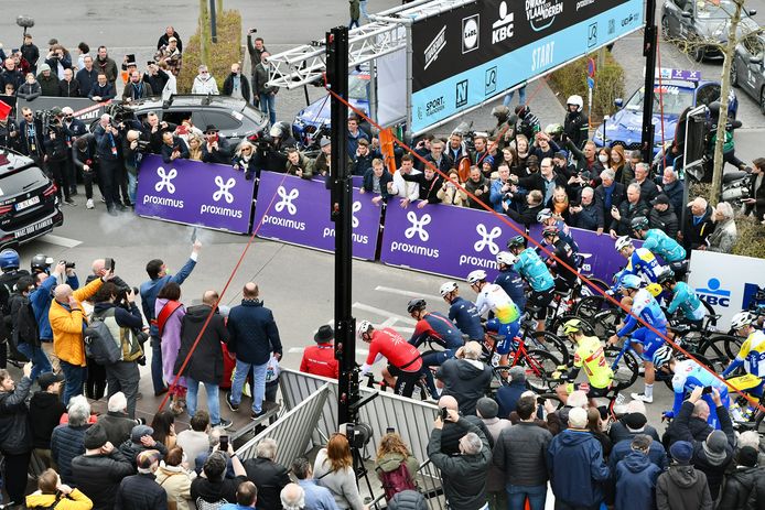 Dwars door Vlaanderen: start in Roeselare. Burgemeester Kris Declercq gaf het startschot.