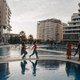 Privéstrand, casino en zwembad: gevluchte Afghanen zitten met bedrukt gezicht in Albanees vijfsterrenhotel
