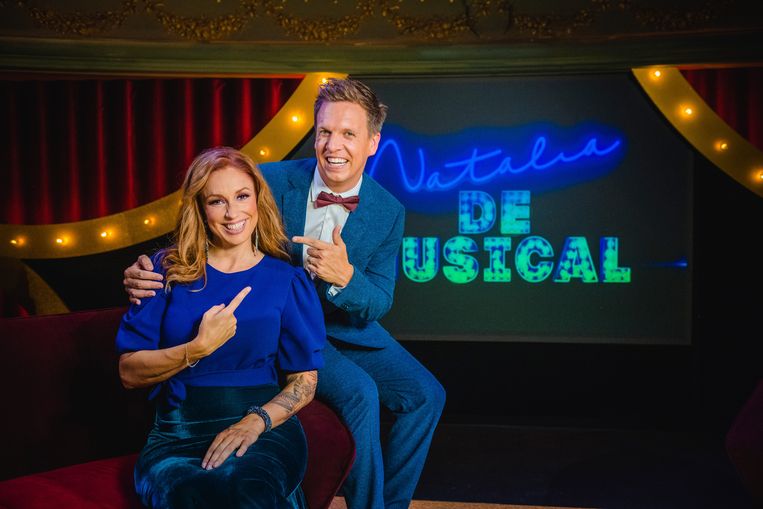 Zangeres Natalia en James Cooke in ‘James de musical’. Beeld SBS