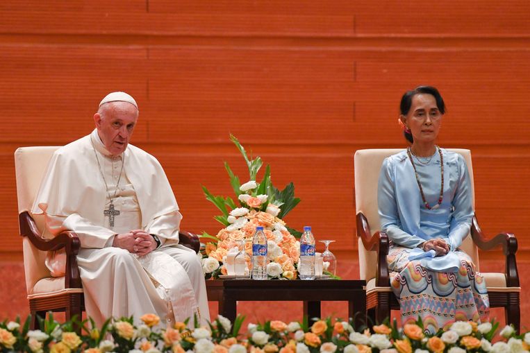 Paus Franciscus ontmoette vandaag de Burmese regeringsleider Aung San Suu Kyi Beeld AFP