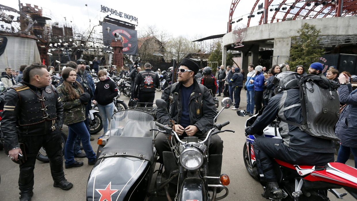 Leden van de Russische motorclub de Nachtwolven staan klaar om te beginnen aan hun tocht richting Berlijn. Beeld anp