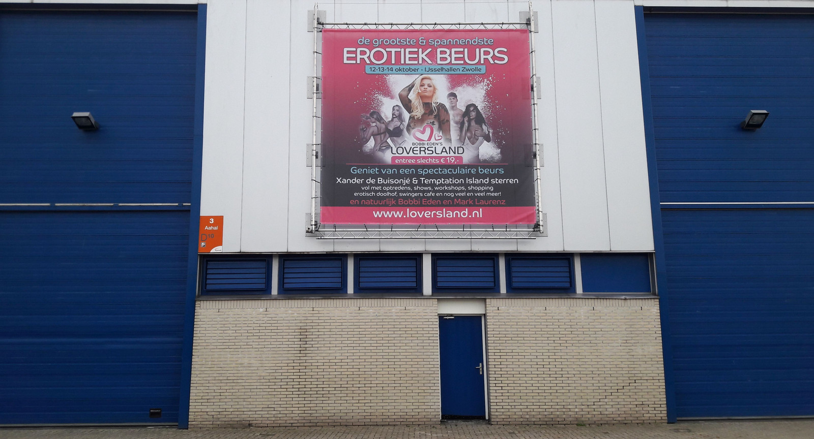 Pornoster Bobbi Eden houdt NK Piemel Pimpen op erotiekbeurs in Zwolle |  Foto | destentor.nl