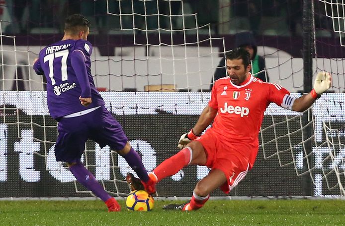 Gianluigi Buffon in actie tijdens zijn 500ste competitieduel voor Juventus.