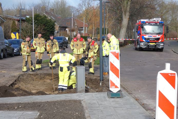 Monteurs van Enexis aan het werk bij de lekke gasleiding. De brandweer heeft een deel van de straat afgezet.
