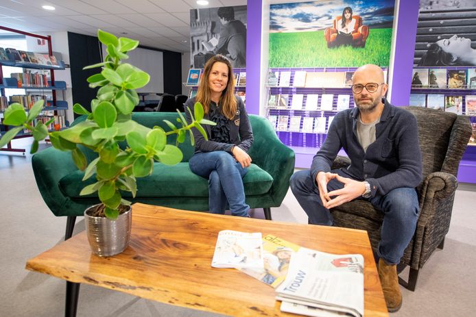 De nieuwe directeur Frank Droste en consulent senior en noaberschap Rinske Zevenbergen slaan met de Bibliotheek Wierden een nieuwe weg in. „We willen meer zijn dan alleen een plek voor boeken.”
