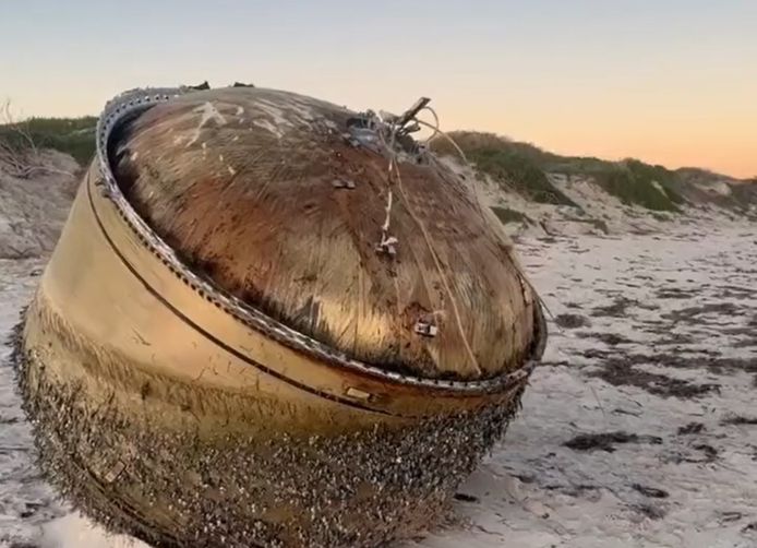 Australië is in de ban van een mysterieuze object dat zondag gevonden is op een strand in Green Head, 250 kilometer ten noorden van Perth in het westen van Australië.
