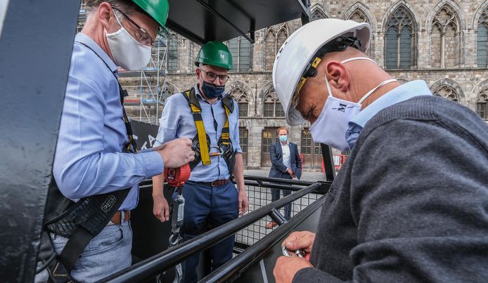 Minister Diependaele trok mee naar boven om de Belforttoren eens van bovenaf te inspecteren.
