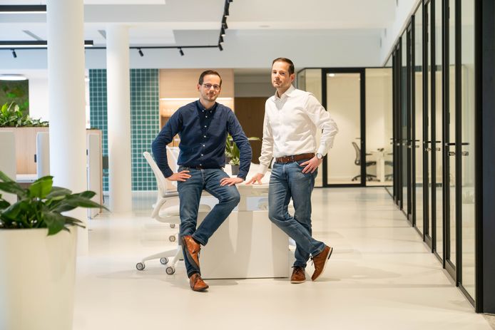 Peter (links) en Lars (rechts) Piselé in de nieuwe coworking space 'West M'