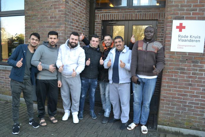 De bewoners met 20 verschillende nationaliteiten bereiden de ontvangst voor.