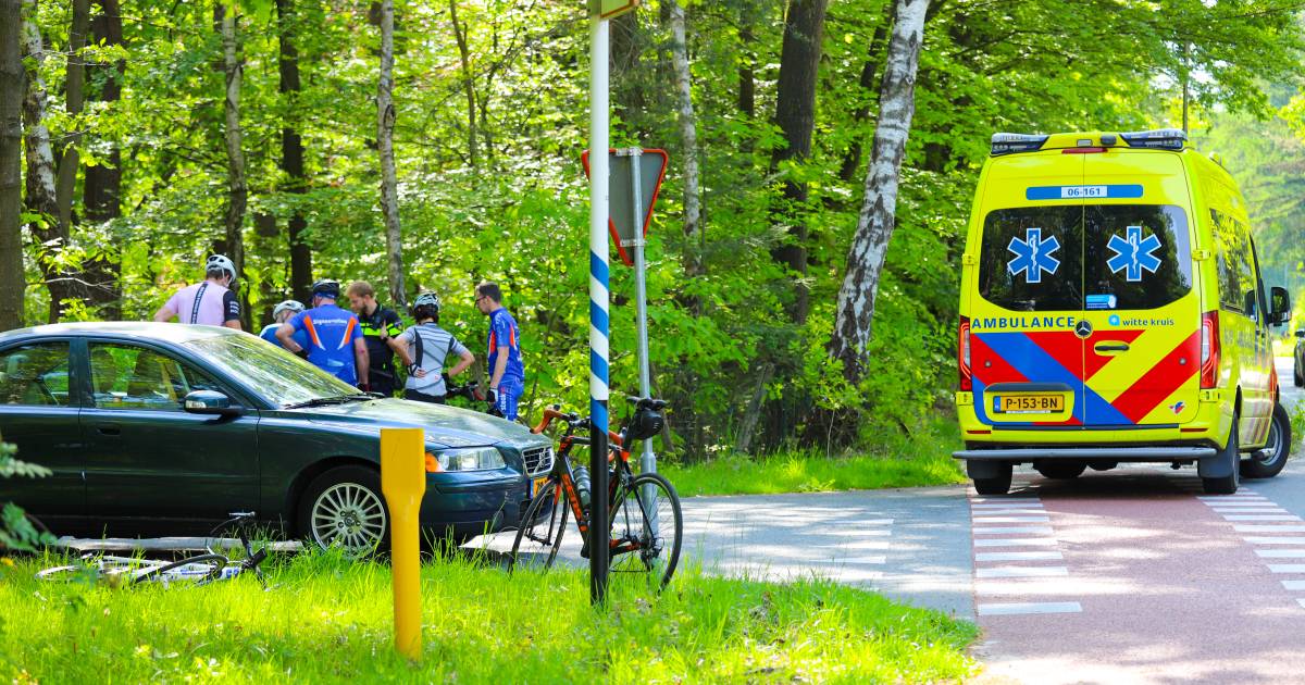 Wielrenner raakt gewond door botsing met auto in Eerbeek.