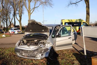Twee auto’s botsen op kruising in Odiliapeel, bestuurder belandt in sloot