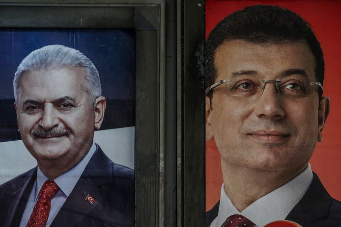 Verkiezingsposters van kandidaten Binali Yildirim van regeringspartij AKP en Ekrem Imamoglu van de seculiere oppositie