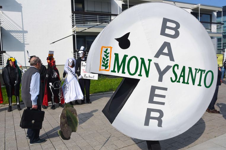 Mei 2018: protest in Bonn tegen de overname van het Amerikaanse Monsanto door het Duitse Bayer.  Beeld AFP,  Patrik Stollarz