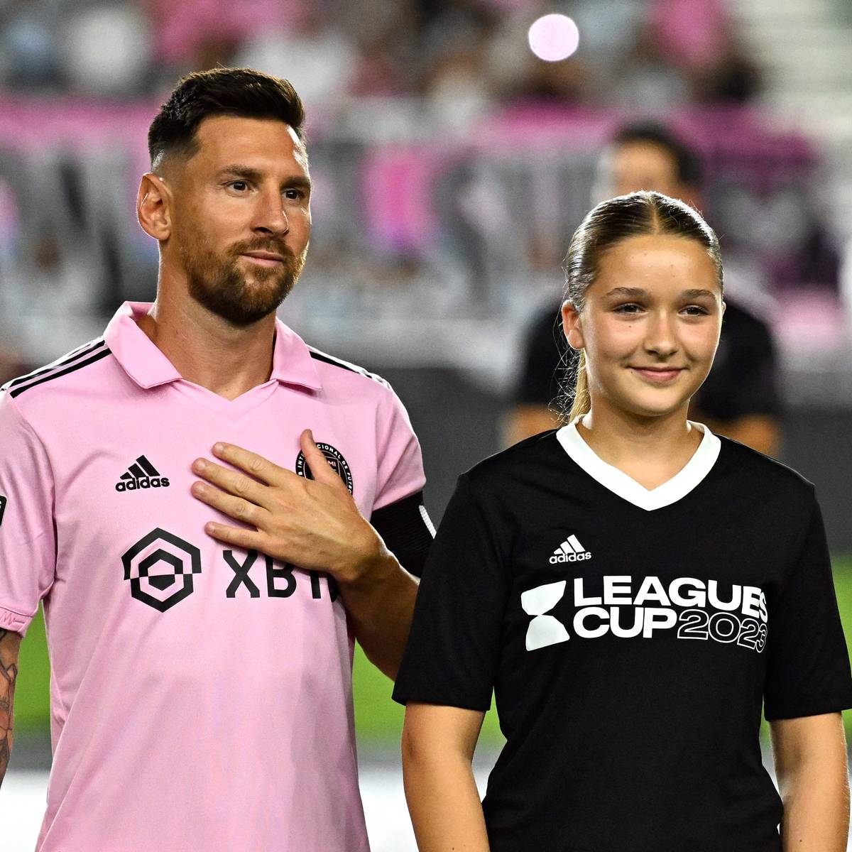 Droomdag voor dochter (12) David Beckham: Harper loopt hand in hand met  Messi het veld op | Show | AD.nl