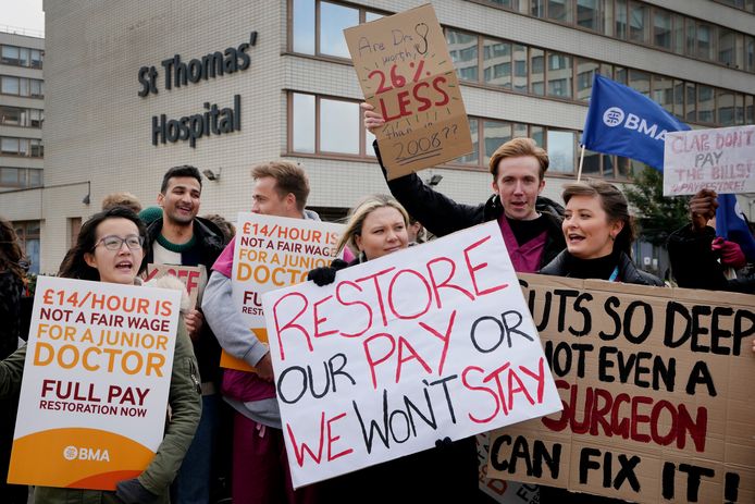 Dokters in opleiding met slogans bij het St Thomas' Hospital in Westminster, Londen.