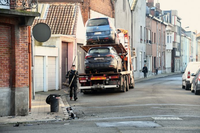 Beide auto's moesten worden getakeld, na het ongeval op het kruispunt van de Fred Wallecanstraat met de Ambachtenstraat in Menen.
