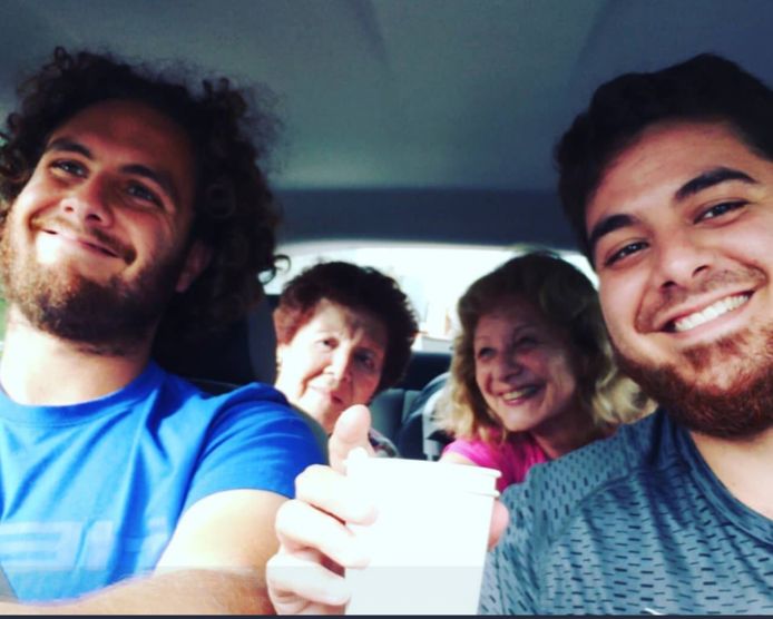 Marco Trungelliti met broer, moeder en oma in de auto richting Parijs.