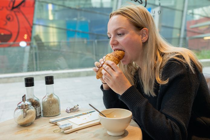 "Je m'entraîne avec le kinésithérapeute, mais ma bouche ne s'ouvre jamais au-delà de la pointe d'un croissant.”