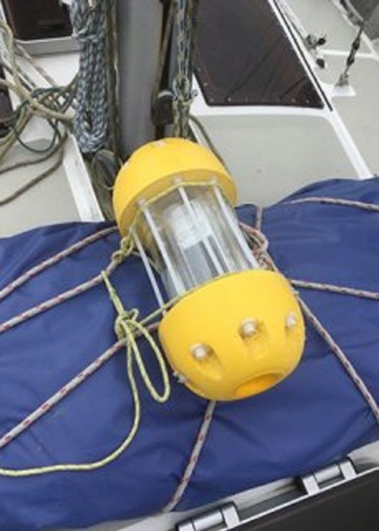 Een gele plastic onderzoekscapsule die onderzoekers loslieten bij Terschelling, spoelde binnen een week aan op het Duitse waddeneiland Sylt, nabij de Deense grens. Beeld Wageningen University & Research