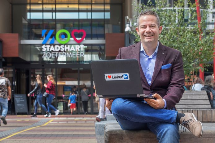 ‘Regelneef’ Harrie Lamers op het Stadhuisplein in Zoetermeer.